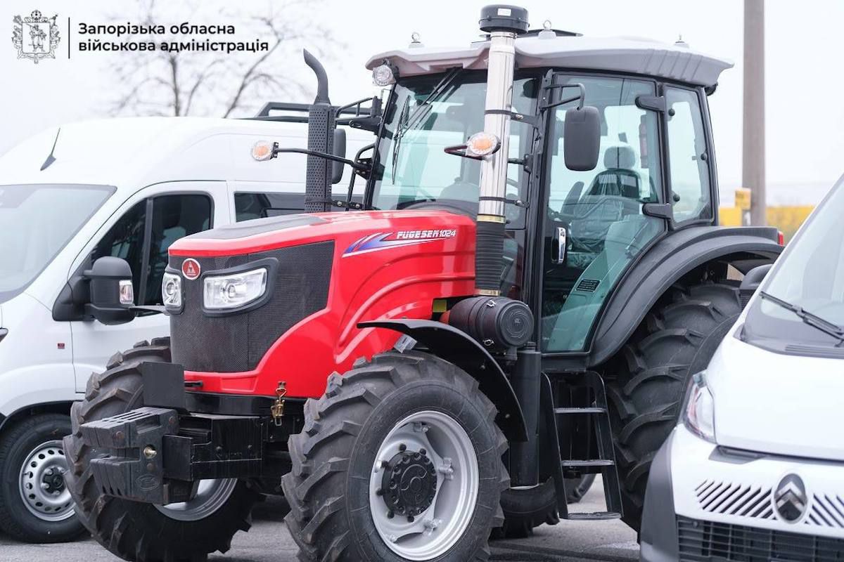 Запорізькі громади отримали нову спецтехніку для посилення комунальних служб та відновлення прифронтових територій